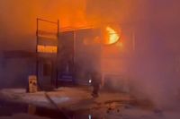 1000 кв. метров в огне: в Волгограде горит склад стройматериалов