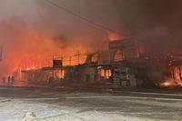 ГАИ перекрыла дороги возле горящего рынка в Волгограде