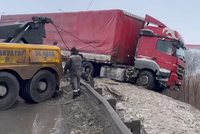 Подъем фуры из оврага в Волгограде сняли на видео