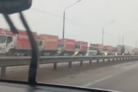 «Сплошной каток»: пробка из грузовиков образовалась из-за ДТП на подъезде к Волгограду
