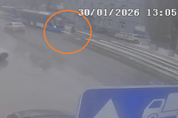 Шокирующий момент наезда трамвая на женщину в Волгограде попал на видео