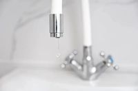 Волгоградцы вторую неделю сидят без воды из-за ЧП в квартире покойника