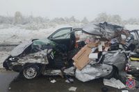 Водитель легковушки разбился на обледенелой трассе под Волгоградом
