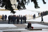 Губернатор и силовики возложили цветы на могилу маршала Чуйкова в Волгограде