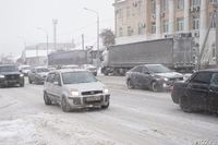 В Волгограде из-за снежного шквала фуры заблокировали Университетский проспект