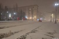 Волгоградцы засняли на видео стремительно утопающие в снегу улицы города