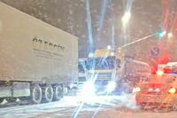 В Волгограде из-за снежного шквала фуры заблокировали Университетский проспект