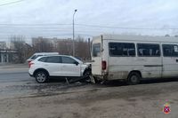 Ребенок в маршрутке пострадал в ДТП с кроссовером в Волгограде