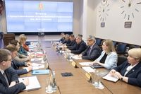 Андрей Бочаров обсудил с художниками студии Грекова мемориал бойцам СВО