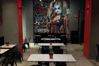 В центре Волгограда закрылся и выставлен на продажу эпатажный  бар