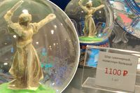 Волгоградцев шокировала сувенирка с изуродованной Родиной-матерью на вокзале