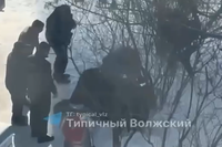 В Волжском врачи спасают выпавшую из окна девушку