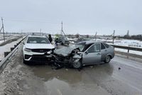 В Суровикинском районе трое пассажиров госпитализированы после лобового столкновения