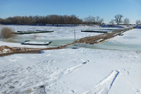 «Машины оставляют и идут пешком»: под Волгоградом разлившаяся Ахтуба подтопила мост между селами