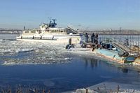 Волгоградцы сняли на видео спасение теплохода, застрявшего во льдах у Сарпинского