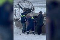 Эвакуацию пенсионерки с обледеневшего Сарпинского на аэролодке сняли на видео