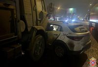 На юге Волгограда такси влетело под КАМАЗ