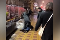 В Ростове уличные музыканты гитарой отправили в нокаут зрителя