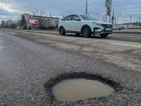 «Мороз, перепады температур и нагрузки делают свое дело»: на дорогах Волгограда появились ямы – «подснежники»