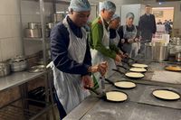 В Волгограде иностранных курсантов академии МВД научили печь блины