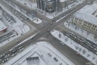 Волгоградец в своем дворе установил рекламный щит с видом на проспект