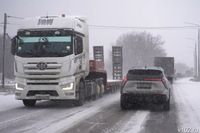 Под Волгоградом большегрузы собрали пробки на федеральных трассах