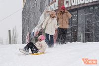 С ледянками, в шортах и с лопатами наперевес: смотрим, как Волгоград переживает последний снегопад сезона