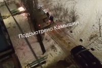 В Камышине очевидцы всем двором вызволяли скорую из снежного плена