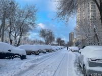 Снежные горы и заметённые авто: фотограф показал утопающие в снегу улицы Волгограда