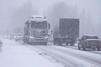 Под Волгоградом из-за смертельного ДТП с фурами вновь встало движение по московской трассе
