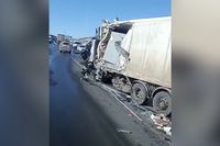 Очевидцы засняли жуткие последствия столкновения фур на трассе под Волгоградом