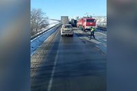 В Михайловке медики спасают водителя, выжившего в столкновении трёх фур