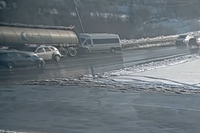 На севере Волгограда маршрутка влетела в бензовоз: видео