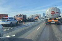 Жуткая пробка сковала «танцующий» мост из-за впечатавшейся в отбойник легковушки