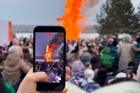 Прощай зима: в ЦПКиО Волгограда сожгли 10-метровое чучело Масленицы