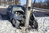 В Волжском пожилой автомобилист протаранил световую опору