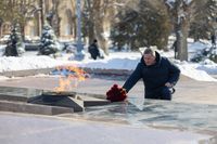 Андрей Бочаров в День защитника Отечества возложил цветы на  Аллее Героев