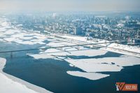 Фотограф снял гигантские льдины на Волге у белоснежного Волгограда