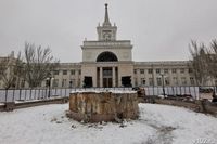 Будет клумба? В центре Волгограда демонтируют байкерский фонтан «Детский хоровод»