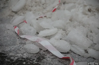 Ледяная глыба рухнула с крыши МКД перед прохожим в Камышине – видео