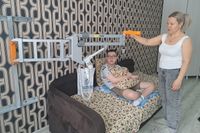 «Диагноз выбил у нас почву из-под ног»: Детфонд в Волжском подарил подъемник страдающему ДЦП подростку