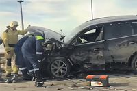 «Примчались полиция, МЧС и врачи»: у аэропорта Волгограда лоб в лоб столкнулись два кроссовера