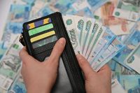 Волгоградцам с доходами от 2,4 млн рублей напомнили о «подросших» налогах