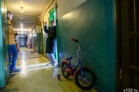 В трущобах, но с «золотым» тарифом: волгоградцы рассказали, как выживают в расползающемся на части общежитии