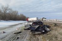 Под Волгоградом в лобовую столкнулись фура «Магнит» и выехавшая на встречу легковушка