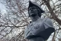 Петр I вернулся на набережную Волгограда в бронзовом виде