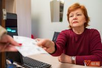 «Часто люди приходят просто поговорить. Им это нужно»: театральный кассир рассказала, как спасается от профессионального выгорания