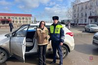 Инспекторы ДПС завалили цветами волгоградских автомобилисток