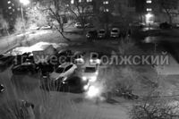 В Волжском засняли невозмутимого водителя, протаранившего четыре авто