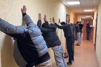 Силовики нагрянули в Волжский: в отдел полиции доставили группу мигрантов